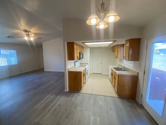 Building Photo - Charming 3 Bedroom 2 Bath Home