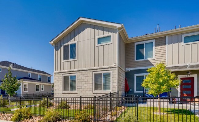 Foto del edificio - LOVELY 4-BEDROOM TOWNHOUSE IN WALKABLE SW LONGMONT NEIGHBORHOOD