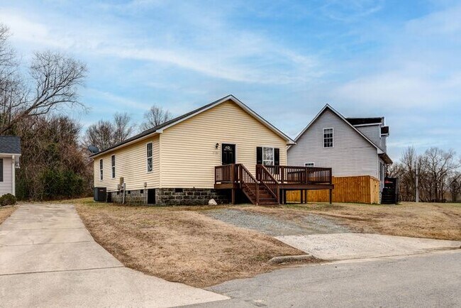 Building Photo - SW Home, Appliances, All Electric, Wrap ar...