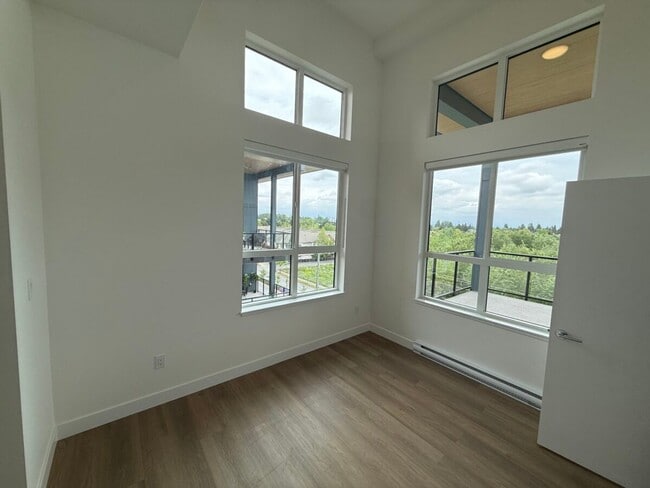 Building Photo - Beautiful Top Floor Corner Condo