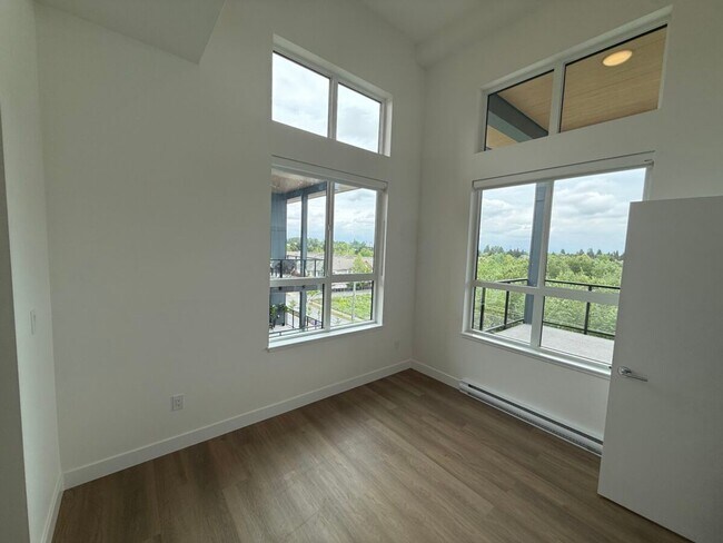 Photo du bâtiment - Beautiful Top Floor Corner Condo