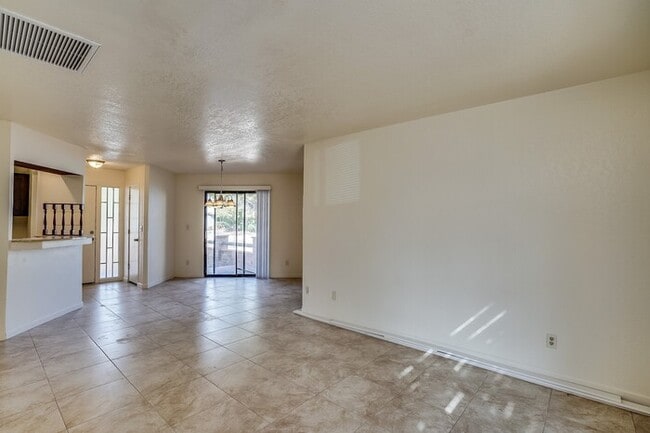 Building Photo - 422 E Navajo Rd