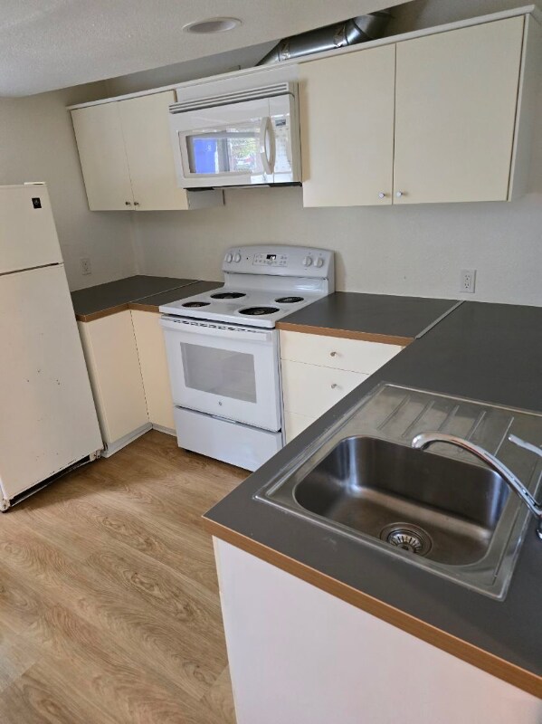 Building Photo - 561 N Simpson St