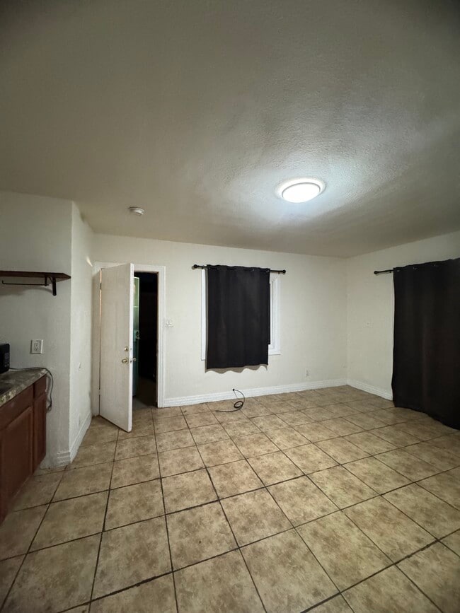 Building Photo - 4327 Kenwood Ave