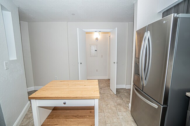Building Photo - 2320 W Azeele St