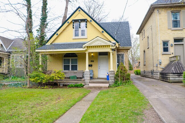 Building Photo - 5 BEDROOM * Richmond ST * STEPS from UWO * AVAIL May 1st * ALL INCLUSIVE
