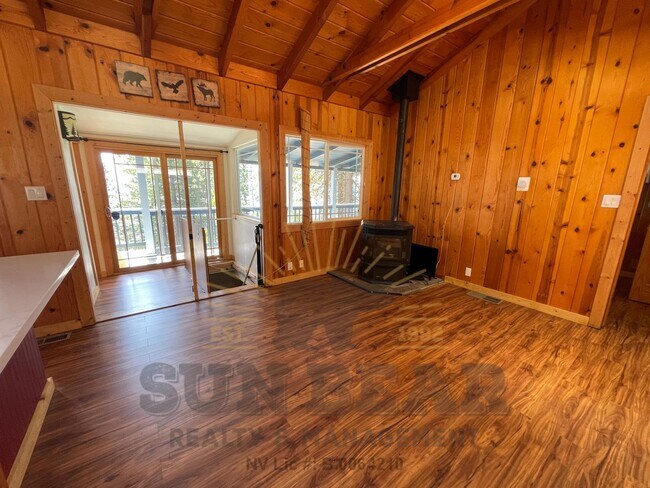 Foto del edificio - Adorable lake view property in Crystal Bay!
