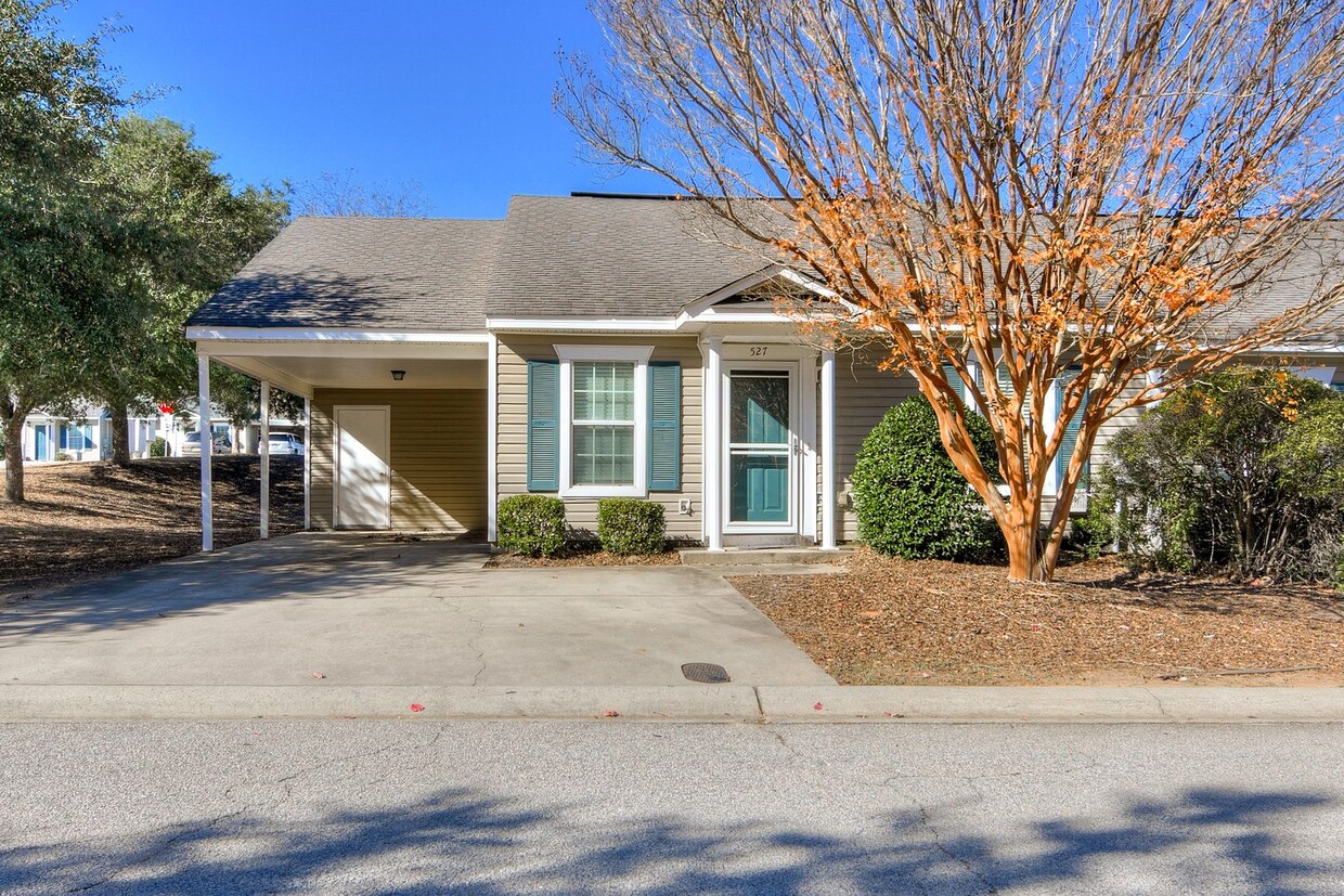 Primary Photo - End Unit 3 Bedroom Townhouse