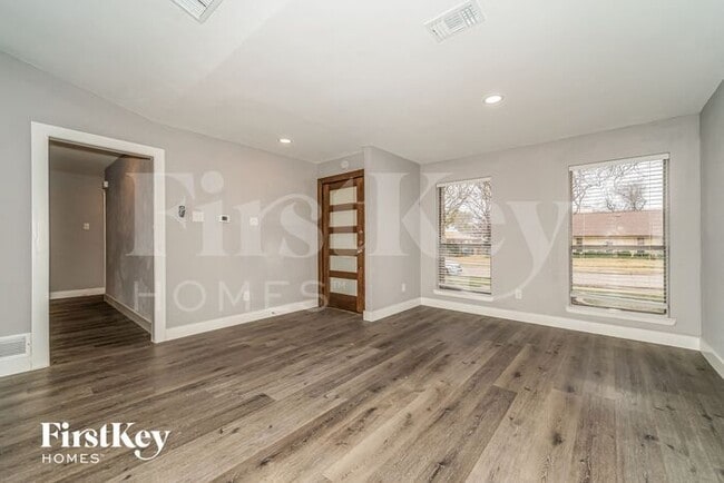Building Photo - 2626 Fallcreek Dr