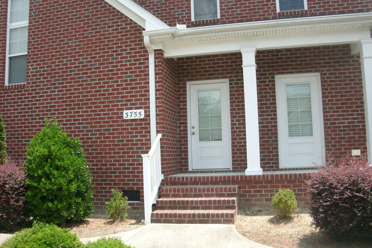 Foto principal - Freshly Painted Large Townhome