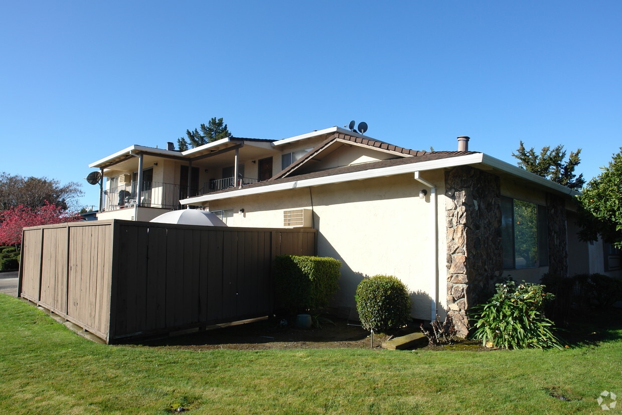 Building Photo - 3802 Moorpark Ave