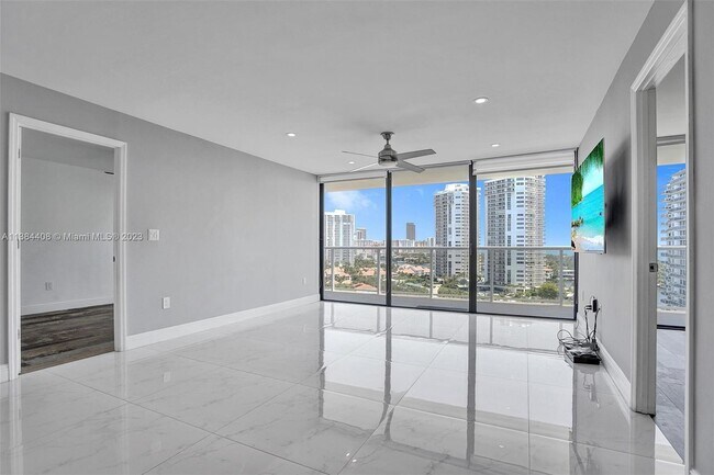 Foto del edificio - 3731 N Country Club Dr