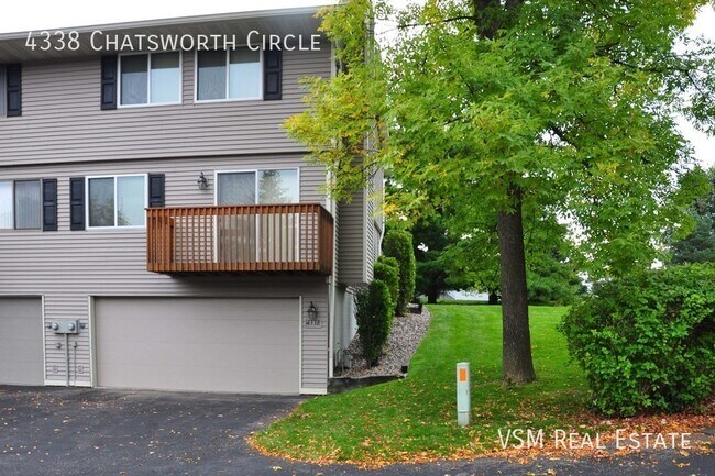 Building Photo - 3 Bed / 1.5 Bath End-Unit Townhome Ready S...