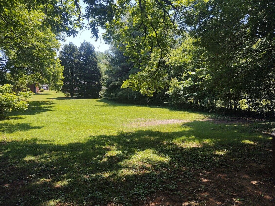 3 bedroom 1.5 bath house available! Larg... - 3 bedroom 1.5 bath house available!   Larg...