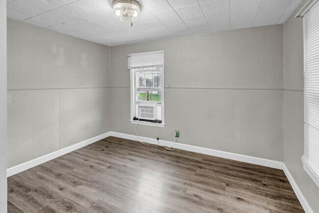 Building Photo - 511 W 2nd St - Cedar Falls