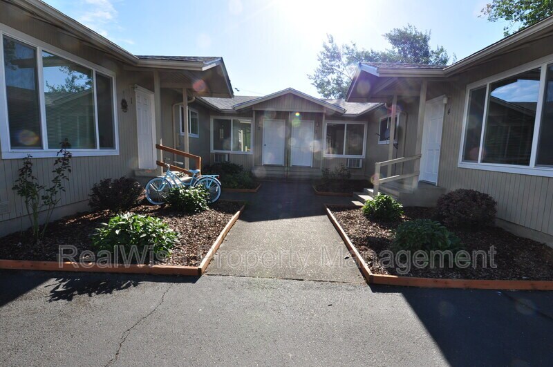 3050 NE Johnson St Unit 4, Roseburg, OR 97470 Condo for Rent in