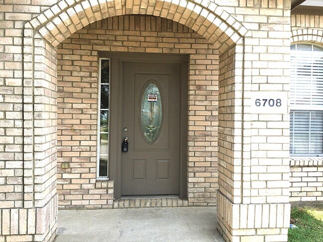 Foto del edificio - 6708 Lake Jackson Dr