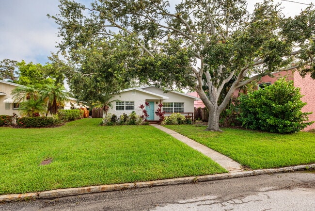 Building Photo - Charming single-family home nestled in des...
