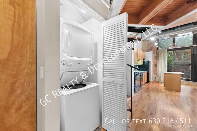 Foto del edificio - ***LOGAN SQUARE 2 STORY CONDO / 2 BDRM-2BT...