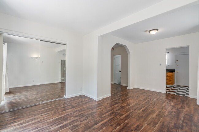Building Photo - 917 7th St