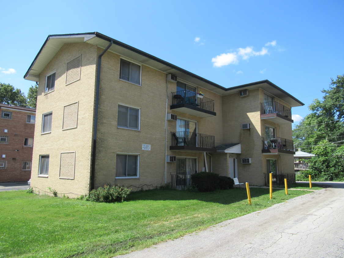 Side/Front View - 13034 S Wood St