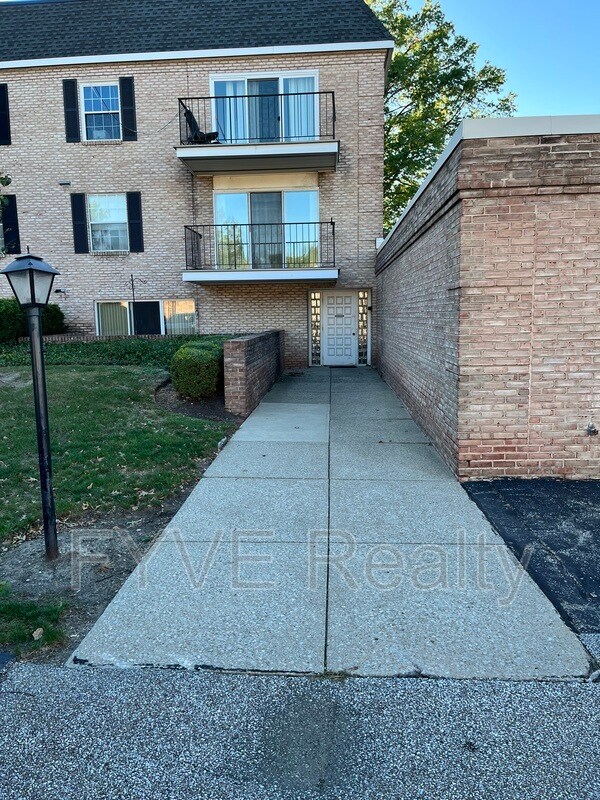 Building Photo - 1155 Charter Oak Ln