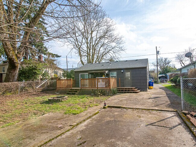 Foto del edificio - Adorable 3-bdrm/1-bath in Kenton. Hardwoods, deck, W/D, huge fenced backyard, off-street parking
