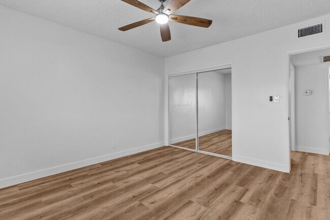 Foto del edificio - 112 E Buckthorn St