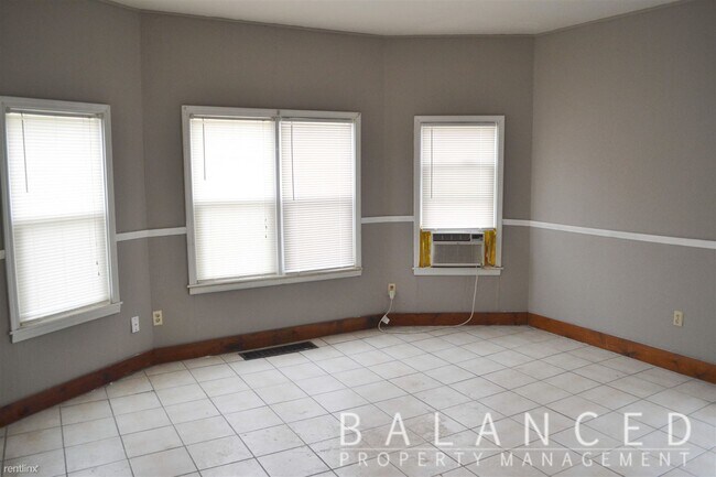 Building Photo - 1500 SW Van Buren St