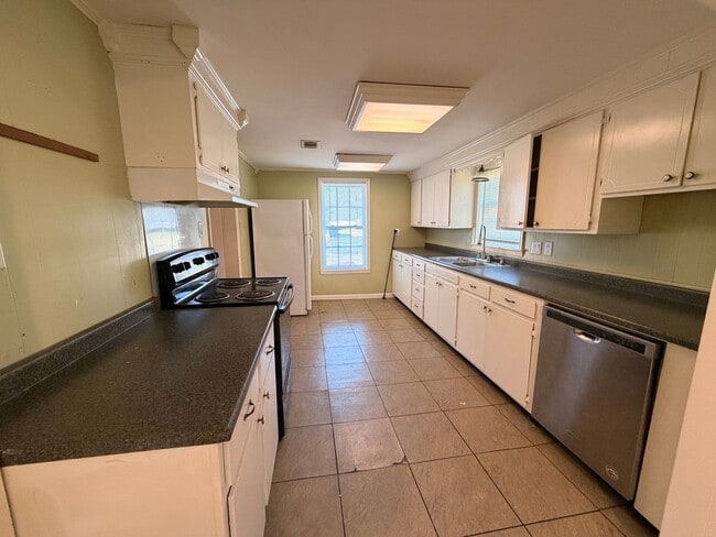 Building Photo - Come look at this 2-bedroom 1-bathroom home