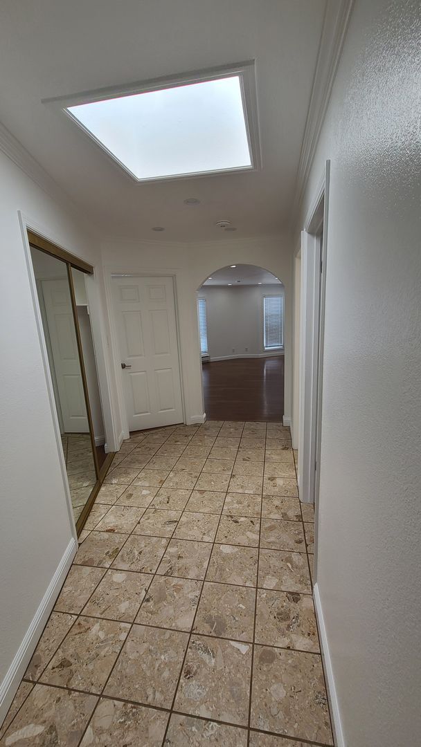Building Photo - UPDATED LUMINOUS APT WITH PARKING AT GLEN ...