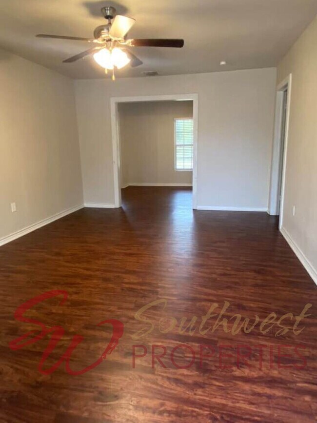 Foto del edificio - 2 Bed / 2 Bath with Office + Huge Fenced Backyard