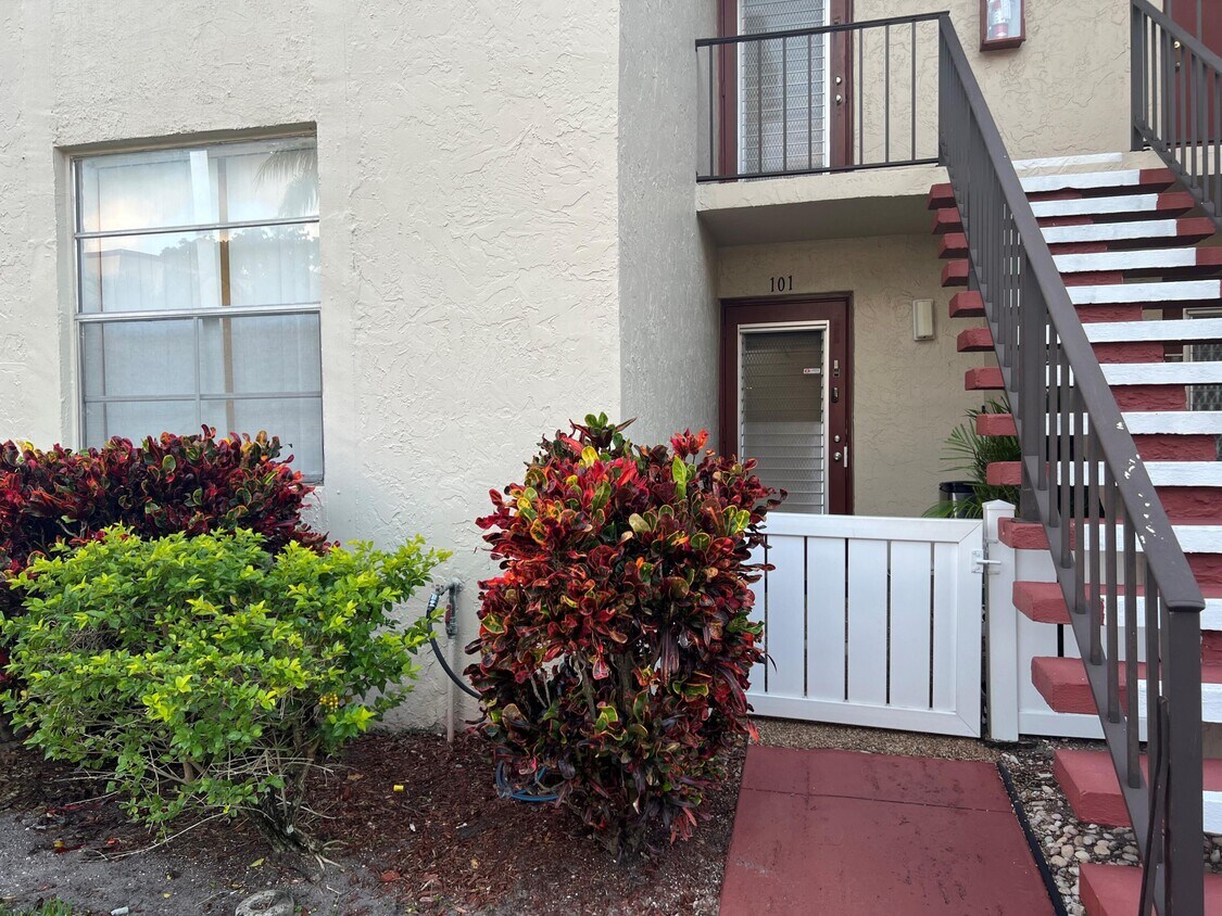 14 Willowbrook Ln Unit 101, Delray Beach, FL 33446 Condo for Rent in