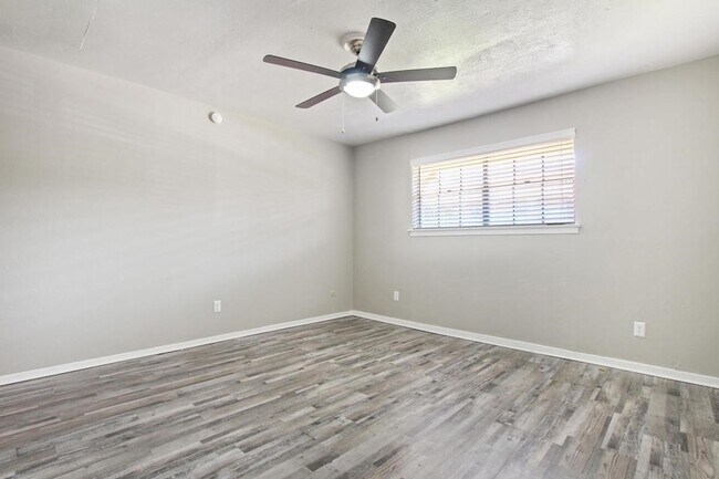 Building Photo - 1212 Hampshire Ln