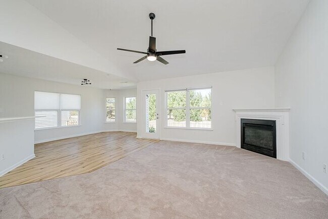 Foto del edificio - 5896 Hollow Oak Trail