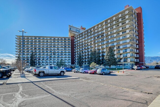 Foto del edificio - 2 Bed 2 Bath Condo in Historic Satellite Hotel