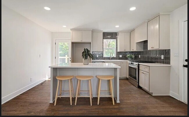Foto del edificio - 6111 W 58th St