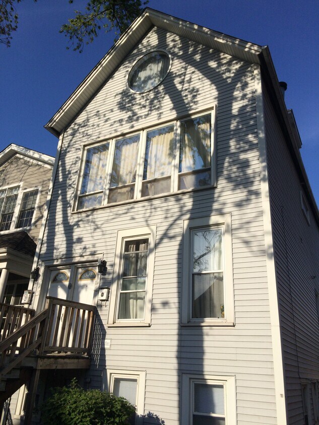 Top Floor Apartment - 3015 N Clifton Ave