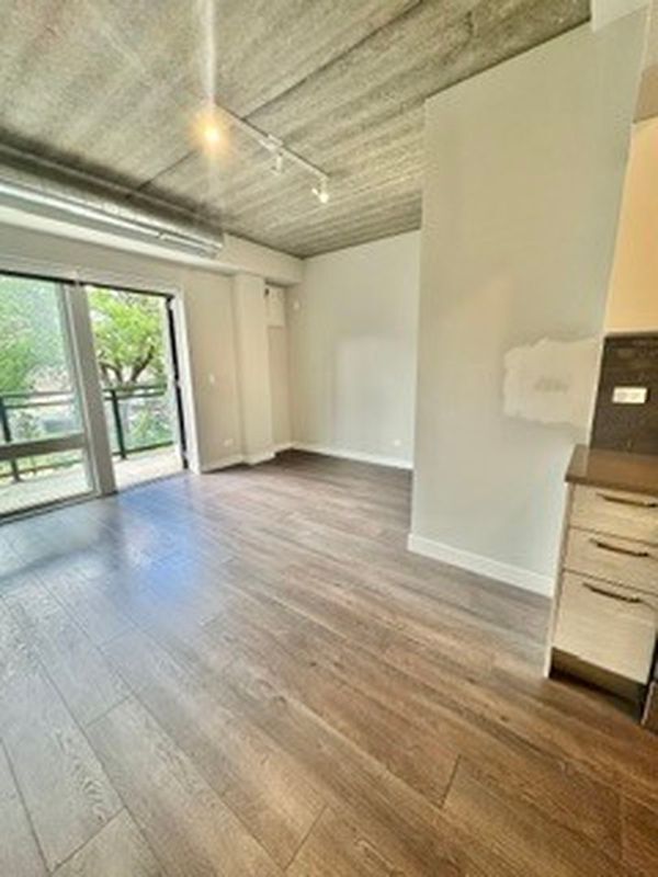Foto del edificio - 2407 W Eastwood Ave