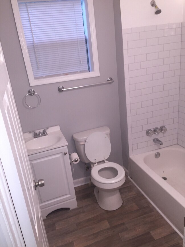 Foto del edificio - 1 Bed 1 bath house with a lot of yard spac...