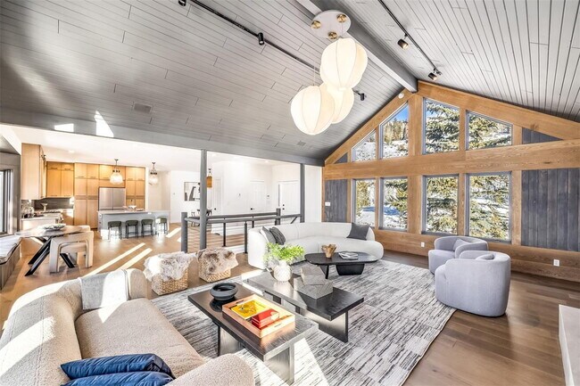 Building Photo - Fully Remodeled 4 bedroom Home in Hamilton Creek