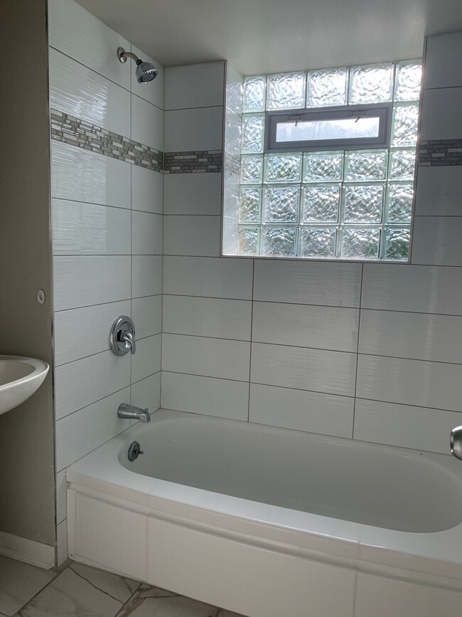 Building Photo - 6636 W Fairview Ave