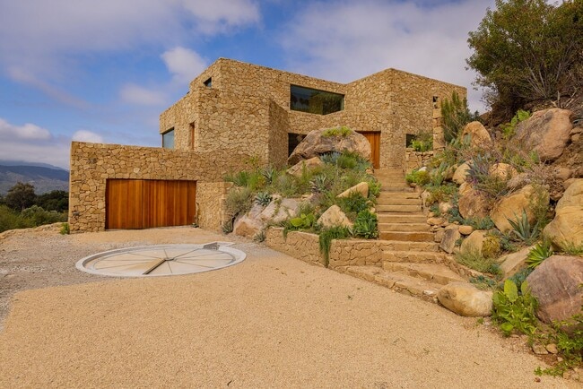 Foto del edificio - Masterpiece on a hill