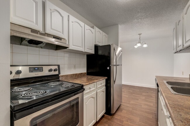 Building Photo - Applewood Village