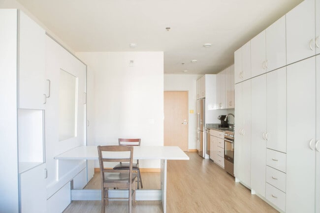 Foto del edificio - 1640 N Water St