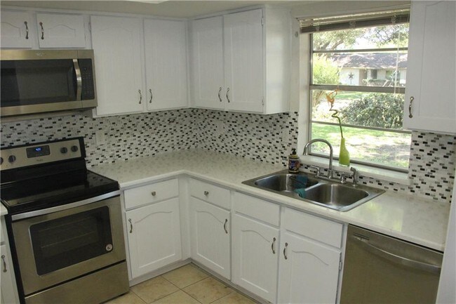 Building Photo - 2930 Brookcrest Dr