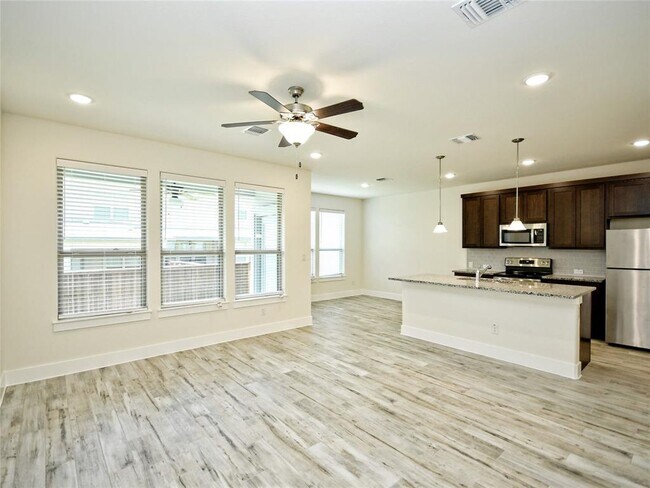 Building Photo - 405 Parkline Dr