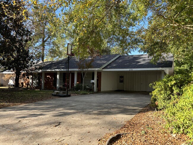 Building Photo - 2119 Edgewood Dr