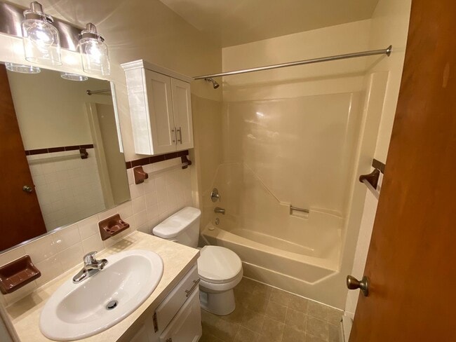 Building Photo - Modern 2 Bedroom 1 Bath Apartment on 2nd Floor!