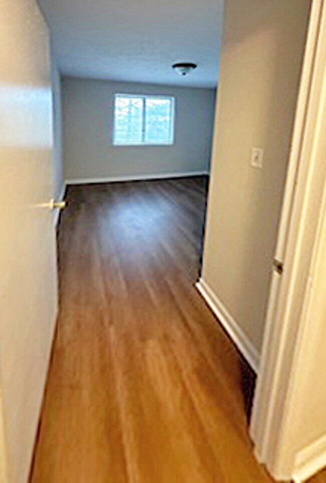 Foto del edificio - Lovely 2 BR Apt in Winchester! Vaulted Cei...